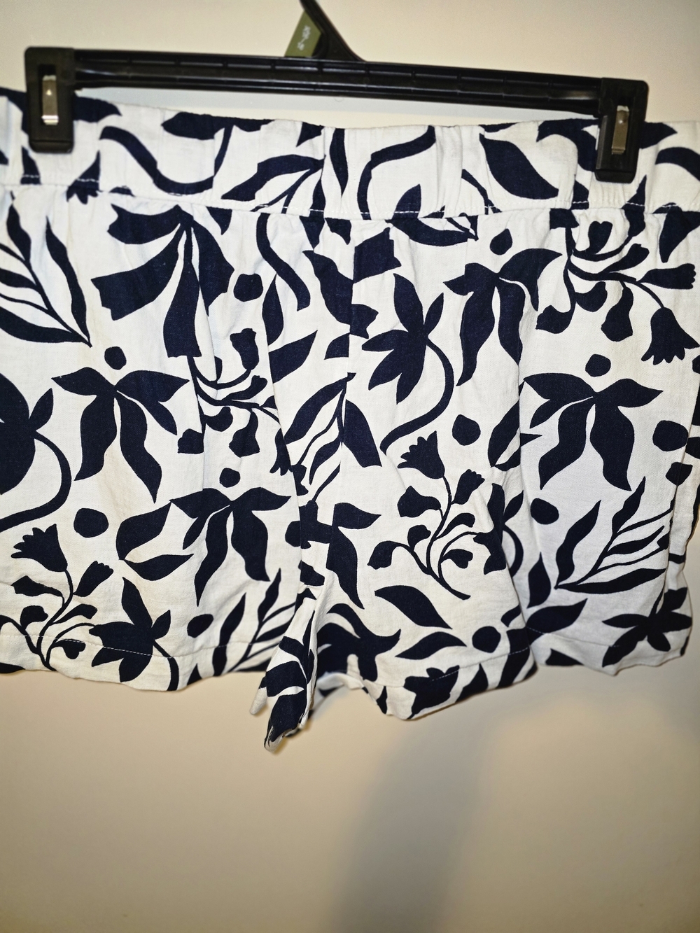 Women's White Black Floral Print Shorts XL